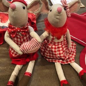 Valentines sitting mouse